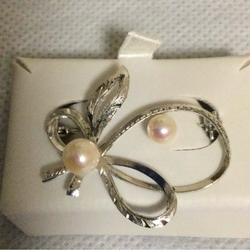 Lady’s Vintage Pin with 2 Real Pearls